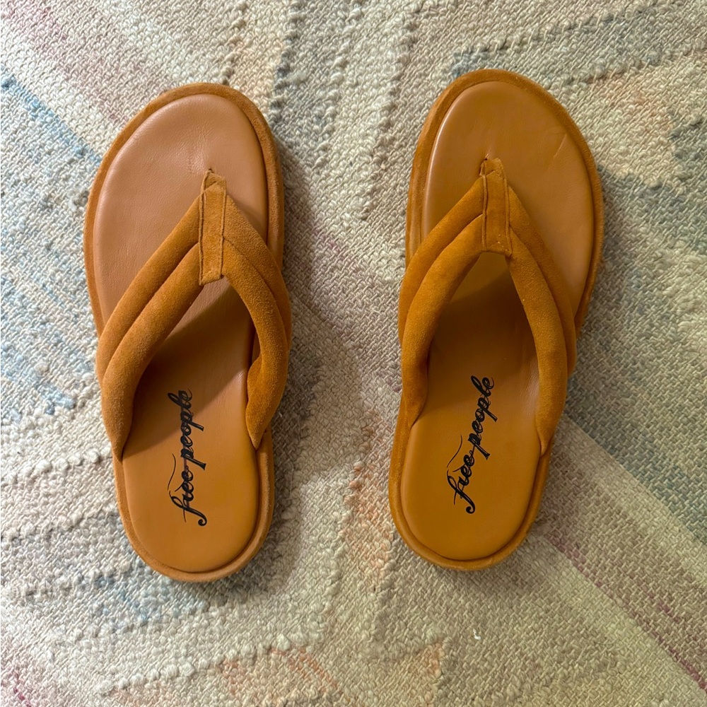 Free People Sandals / Flip Flops Size 10 41 Color is Tan / Brown. EXCELLENT cond